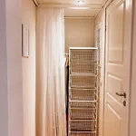 Bright And Cozy - Newly Renovated Bathroom And Free Parking Hoiset