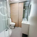 Bright And Cozy - Newly Renovated Bathroom And Free Parking * Hoiset