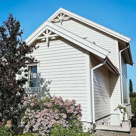 Bright And Cozy - Newly Renovated Bathroom And Free Parking Hoiset