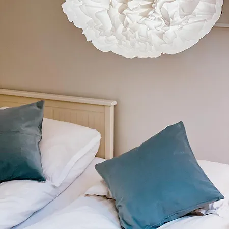 Bright And Cozy - Newly Renovated Bathroom And Free Parking *