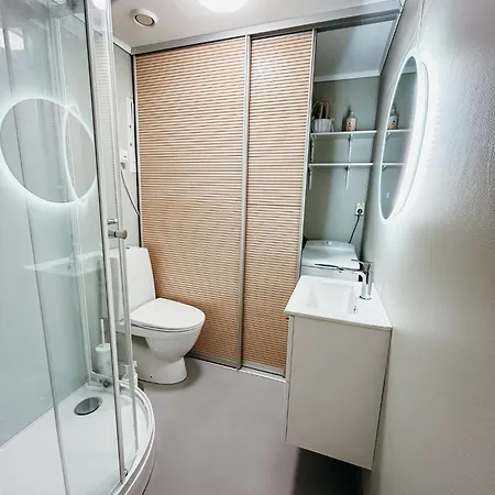 Bright And Cozy - Newly Renovated Bathroom And Free Parking * Hoiset
