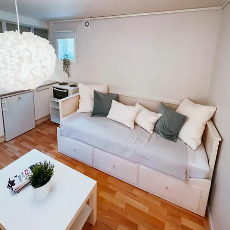 Fin Og Lys Studioleilighet Med Gratis Parkering *