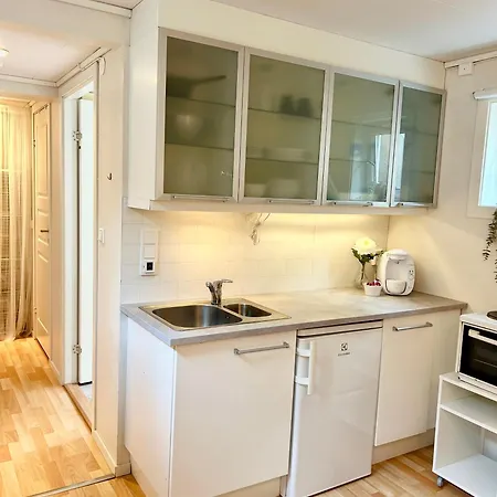 Bright And Cozy - Newly Renovated Bathroom And Free Parking *