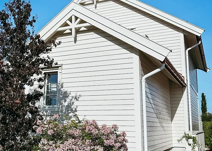 Bright And Cozy - Newly Renovated Bathroom And Free Parking Hoiset