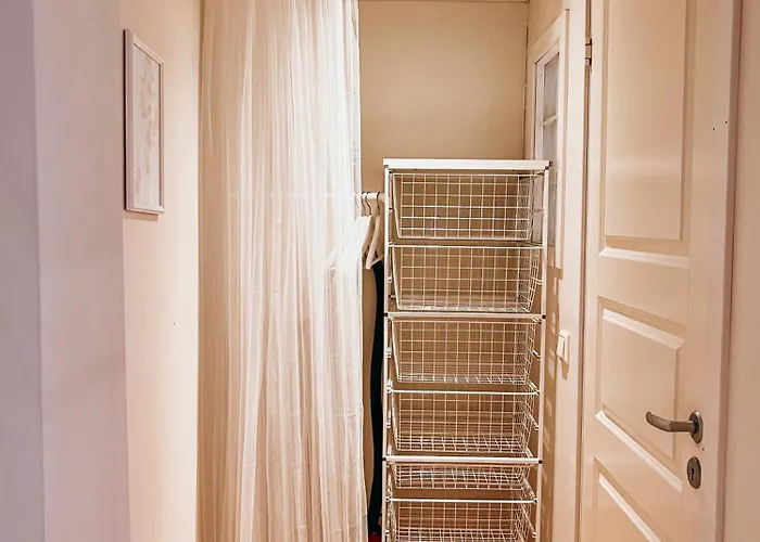 Bright And Cozy - Newly Renovated Bathroom And Free Parking Hoiset