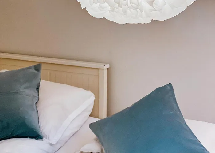 Bright And Cozy - Newly Renovated Bathroom And Free Parking *