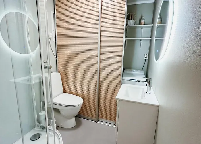 Bright And Cozy - Newly Renovated Bathroom And Free Parking * Hoiset