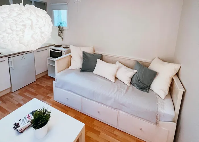 Bright And Cozy - Newly Renovated Bathroom And Free Parking *